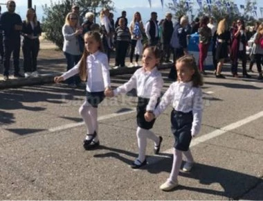 «Ραγίζει» καρδιές η παρέλαση της τυφλής μαθήτριας Β' δημοτικού (βίντεο)